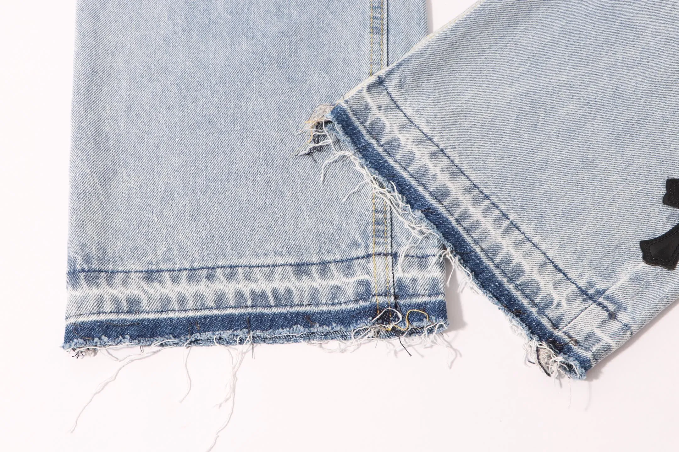 P230 Style number: H39 Croxin & 𝐂𝐡𝐫𝐨𝐦𝐞 𝐇𝐞𝐚𝐫𝐭 ss25 blue black blue and white grained leather denim workwear logging pants. Styles with different washed textures are very friendly to people with thin legs. The slightly flared version perfectly modifies the leg shape. The timeless and moderate length makes it easy to match and match. It is the basis for various styles and is a must-have in your wardrobe! The fabric is stiff but also makes the upper body soft without losing texture. The washing process is even more perfect. It is a must-have item for everyone! ! ! Washed wheat, hang tag, pants label, three labels complete Color: blue Size: 28-30-32-34